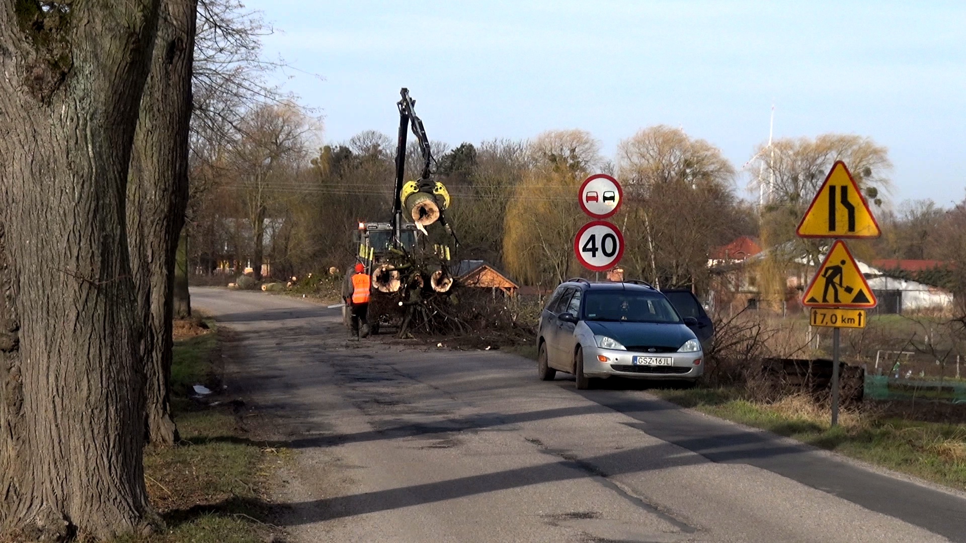 [WIDEO] Tylko 60 drzew zostanie wyciętych. Ruszyły prace na drodze Dzierzgoń – Żuławka Sztumska.