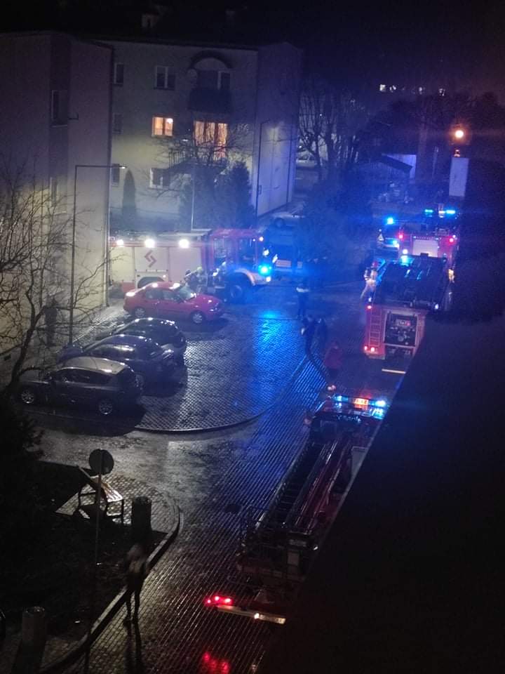 [WIDEO]Pożar piwnicy na Morawskiego w Sztumie. Trwa ewakuacja budynku wielorodzinnego.