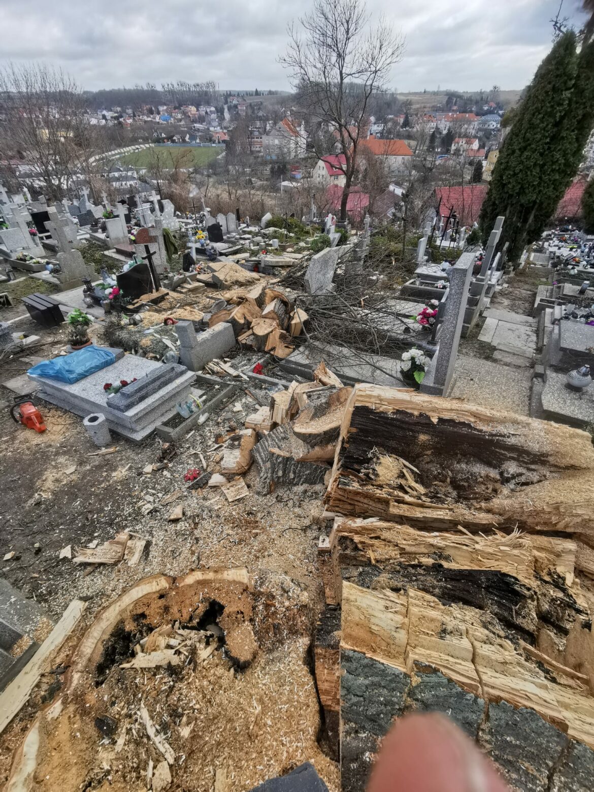 Cmentarz Parafialny w Dzierzgoniu uprzątnięty po wichurze.