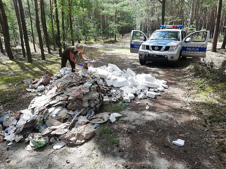 Stop dzikim wysypiskom śmieci. Policja przypomina o konsekwencjach.