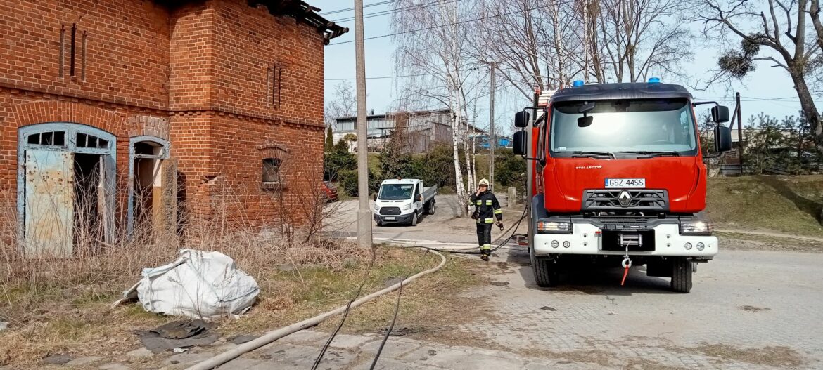 Pięć zastępów straży pożarnej gasiło pożar na byłej stacji PKP w Dzierzgoniu