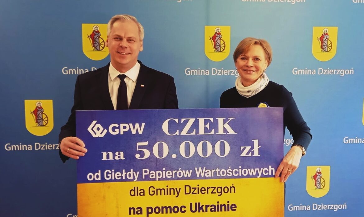 [WIDEO] Wiceminister Aktywów Państwowych Karol Rabenda przekazał 50 tys. zł na pomoc Ukraińcom.