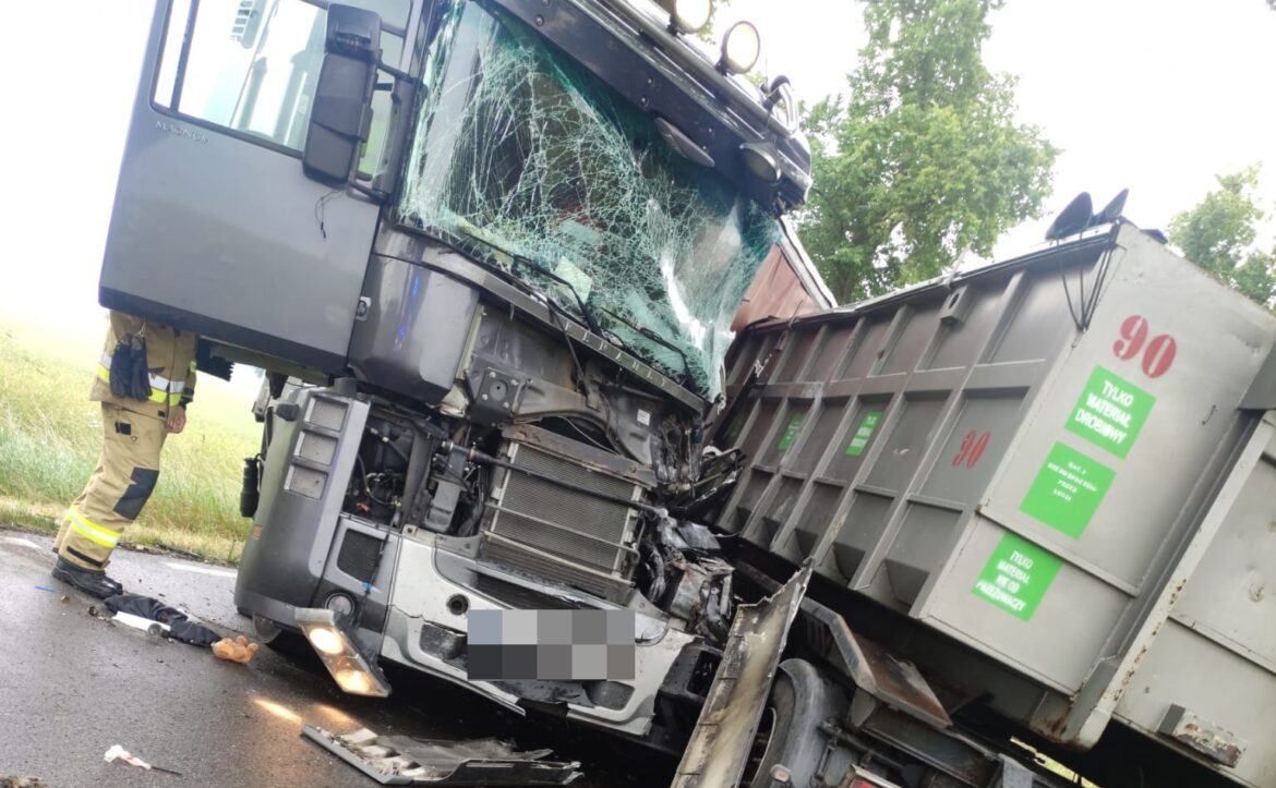 Zderzenie dwóch ciężarówek – policjanci apelują o ostrożność na drodze