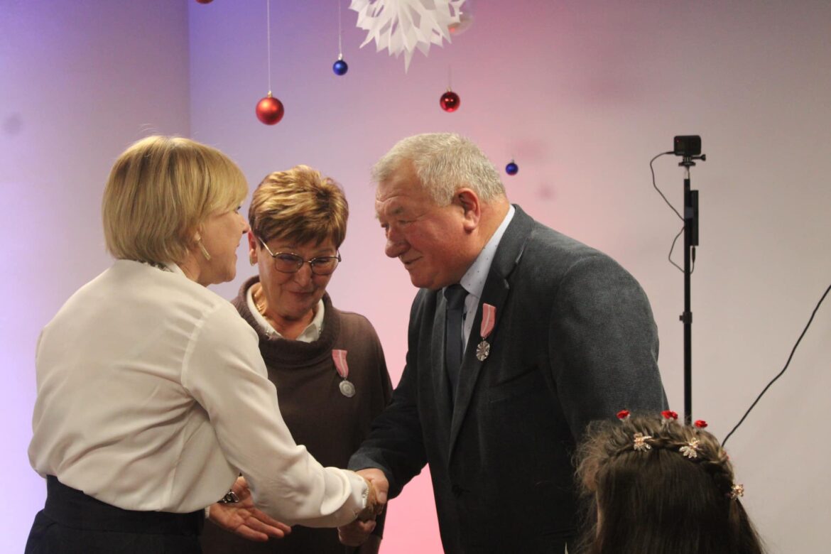 Aż 15 małżeństw obchodziło „Złote Gody”. Burmistrz Dzierzgonia wręczyła okolicznościowe medale od Prezydenta RP