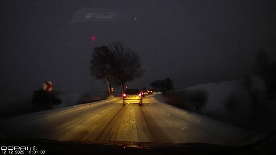 [WIDEO] Uwaga kierowcy! Na drodze wojewódzkiej nr 515 zalega błoto pośniegowe i lód.