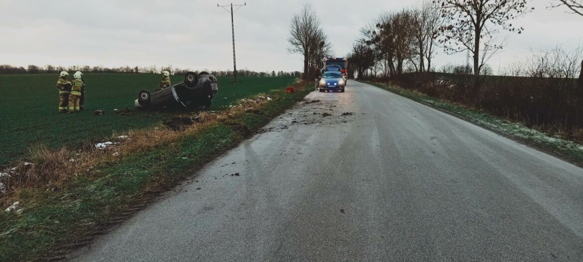 Poranna „szklanka” na drodze przyczyną wypadku w Bągarcie? Policjanci wyjaśniają okoliczności zdarzenia.
