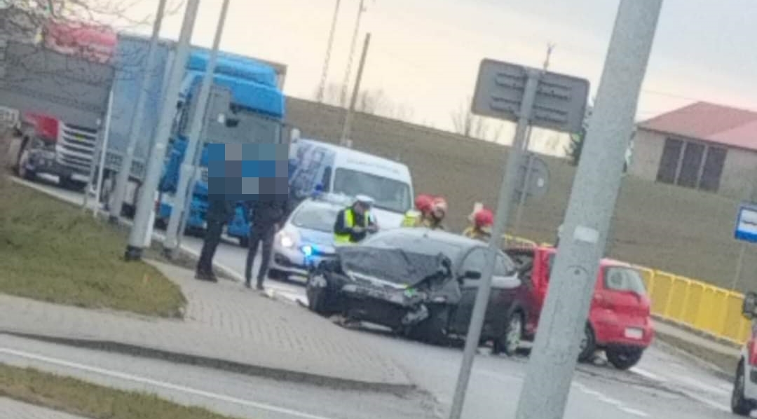 Jedna osoba poszkodowana w wypadku w Dąbrówce Malborskiej! Droga jest zablokowana.