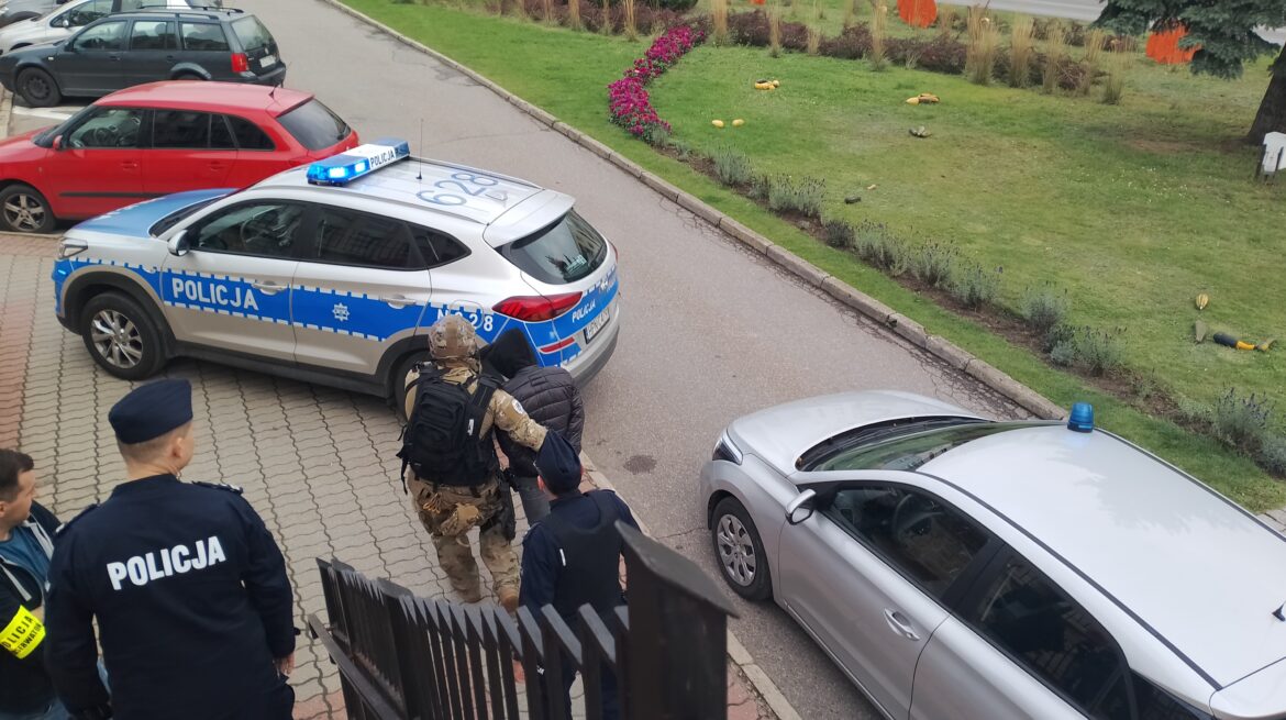 [WIDEO] Wtargnięcie uzbrojonych napastników do Urzędu Miejskiego w Dzierzgoniu