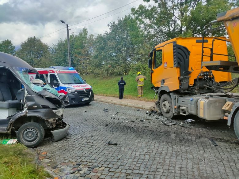 Kierowca dostawczego mercedesa bez uprawnień. Sztumska policja podaje okoliczności wczorajszego wypadku.