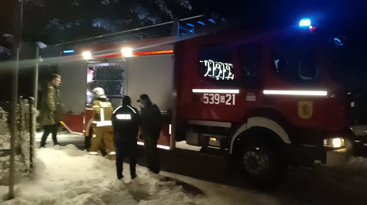 7 zastępów straży pożarnej gasi pożar budynku mieszkalnego w Przezmarku.
